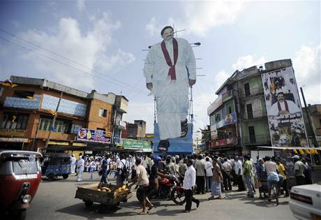 Srílanané ped gigantickým portrétem svého prezidenta.